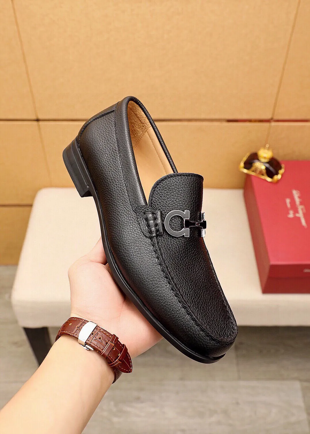 Men's shoes 💰480 💐 Product trademark: Ferragamo "Ferragamo" casual leather shoes Regular size: 38-44 (45🉑️customized) Product materials: Selected imported first-layer pebbled cowhide leather upper + luxury hardware buckle, imported water-dyed cowhide leather lining. Strong three-dimensional visual effect, original outsole color: 4⃣️seed leather materials available